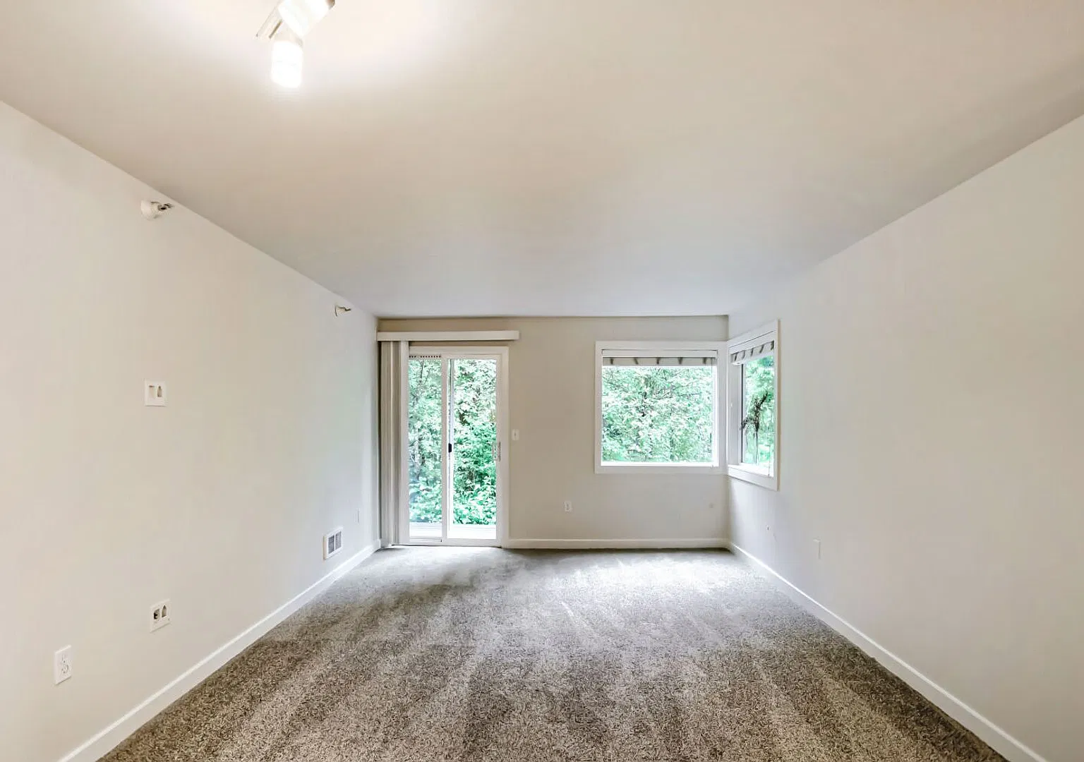 Lovely and Spacious 2 BR/2 Full BA Issaquah Condo. Great Location ! — Photo 4