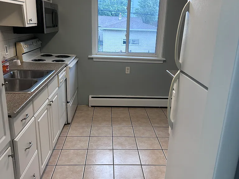 98 Mallory Rd — Photo 2