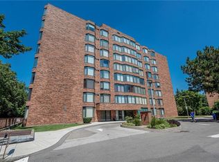 200 Limeridge Rd W #105, Hamilton, ON L9C 7M7