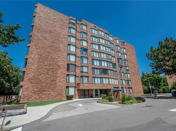 200 Limeridge Rd W #105, Hamilton, ON L9C 7M7