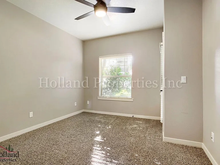 670 NE Roydon Ln — Photo 10