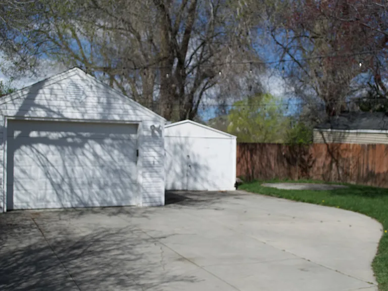 2836 S Kenwood St — Photo 4