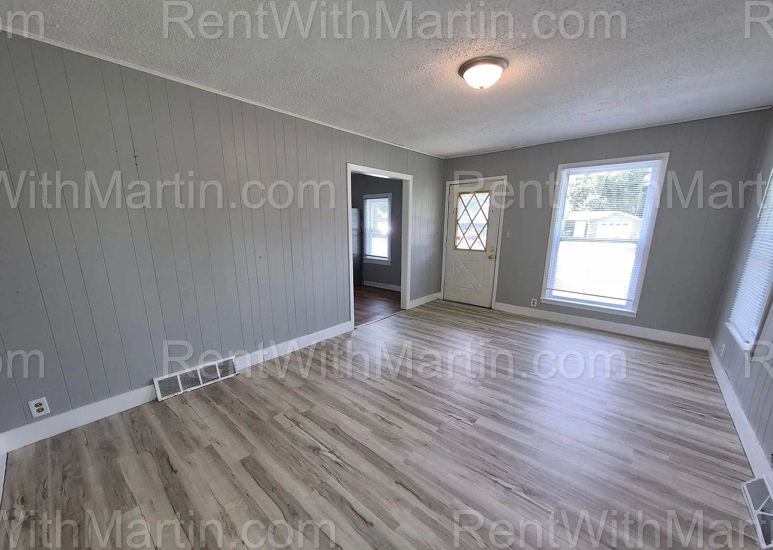 For Rent- 348 Lamont Pets Ok ** — Photo 3