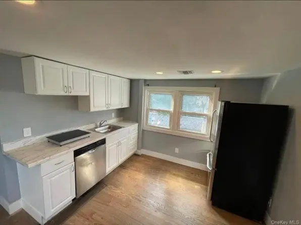 (undisclosed Address), Lindenhurst, NY 11757