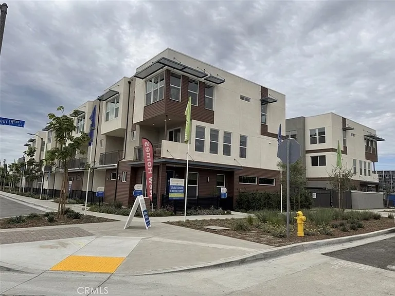 652 E 4th St — Photo 28