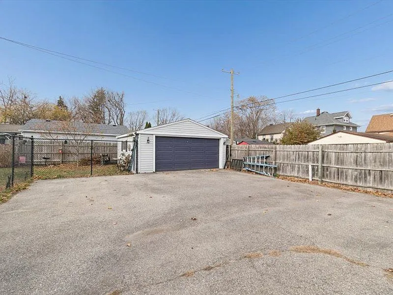 4 bed, 2.0 bath, 1980 sqft, $2,500 — Photo 3