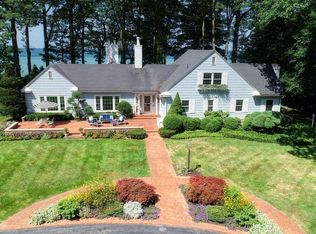 2526 Lakeshore Dr, Fennville, MI 49408