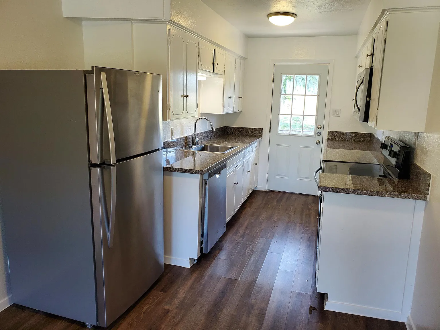 2 bed, 900 sqft, $1,350 — Photo 3