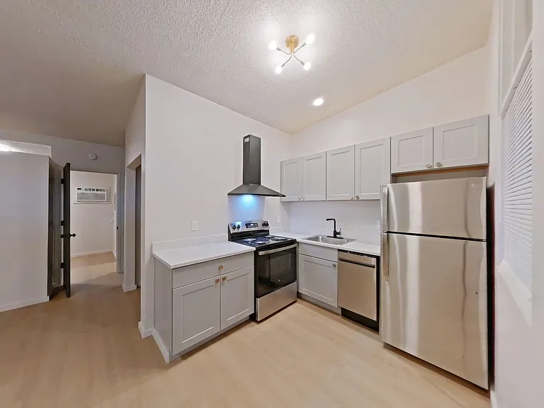 University Manor - Newly Renovated Units just a short walk from Campus! — Photo 12