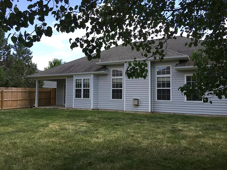 4805 Castlewood Ct — Photo 3