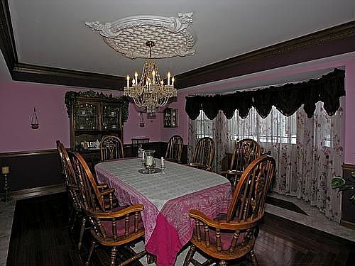 Nice size DR w/HWFs w/cherry inlay & beautiful crown molding