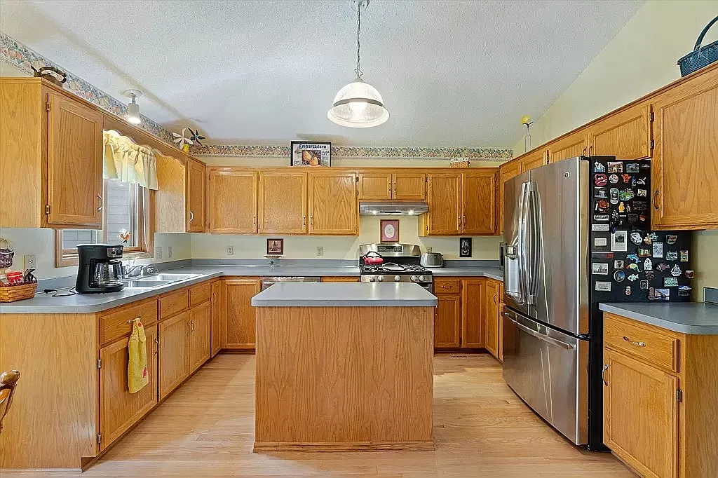 4 bed, 2448 sqft, $4,500 — Photo 4