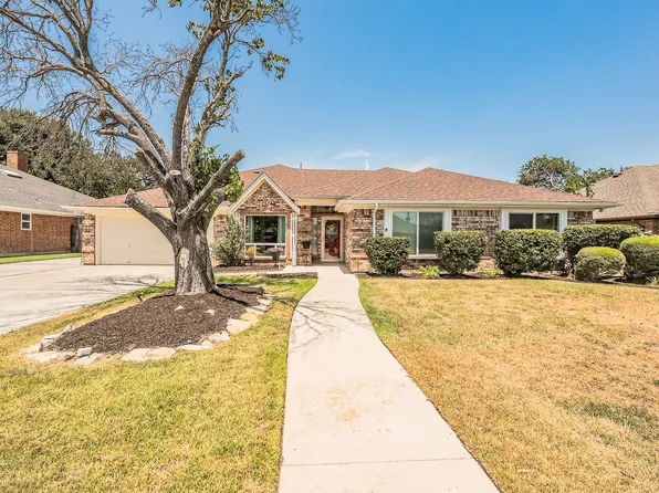 8429 Stephanie Dr, North Richland Hills, TX 76182