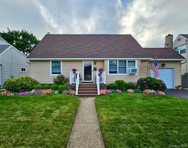 286 Pacific Street, Massapequa Park, NY, 11762