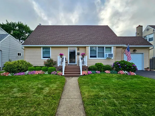 286 Pacific Street, Massapequa Park, NY 11762