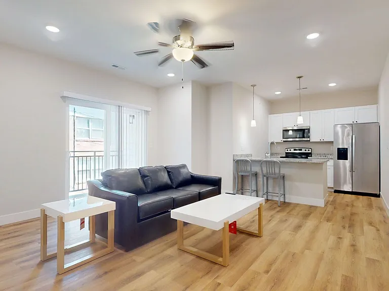305 W Washington St — Photo 10