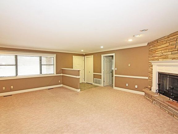 5th image of 7 Churchill Dr