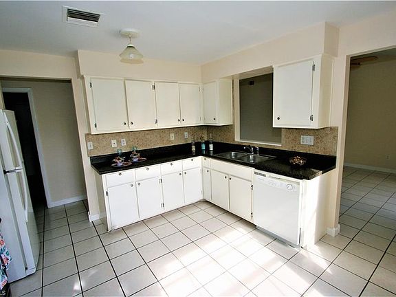 5th image of 104 SE 21st Pl