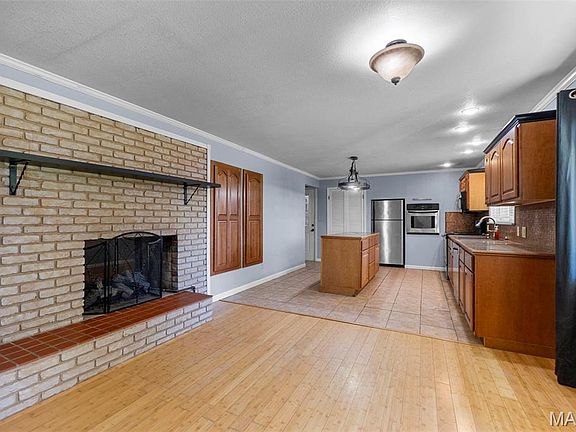 4th image of 1860 Lakeshore Dr