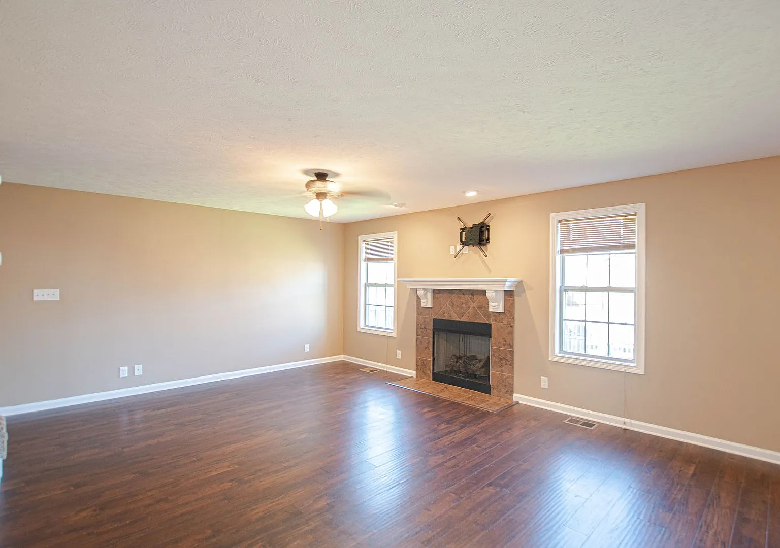 Pet Friendly Three Bedroom! — Photo 2