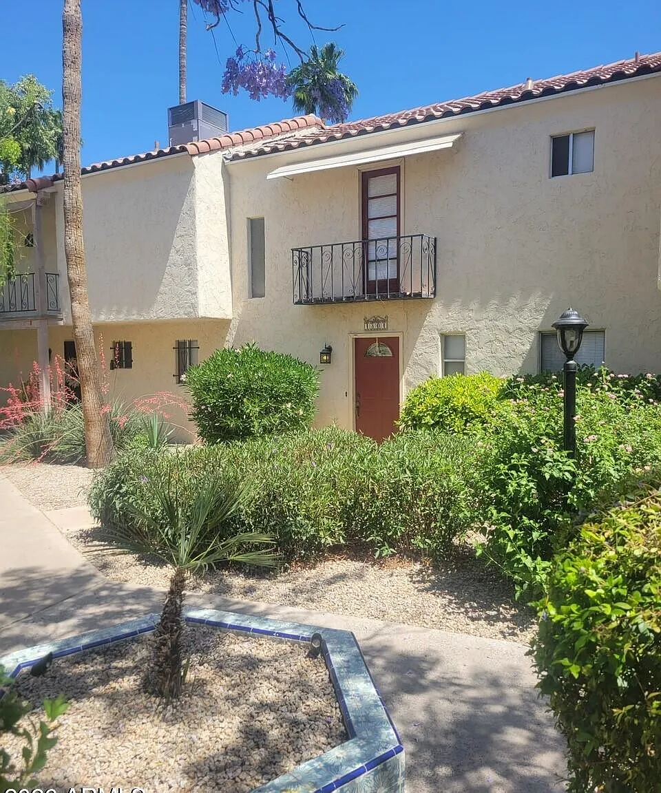 2 bed, 1.5 bath, 1075 sqft, $2,100 — Photo 1