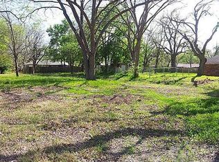 810 E 10th St, Bonham, TX 75418