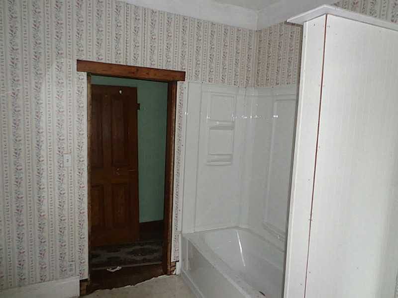 1st image of 806 N Main St