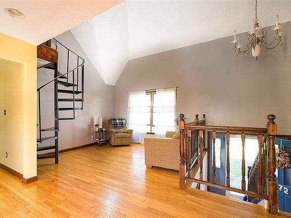 3rd image of 372 Vernon Dr