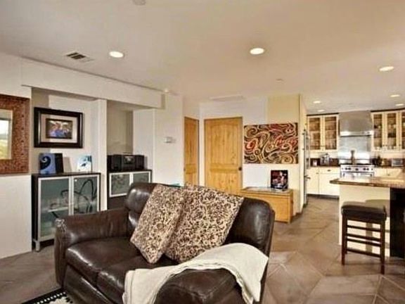 2nd image of 223 Avenida Lobeiro APT B
