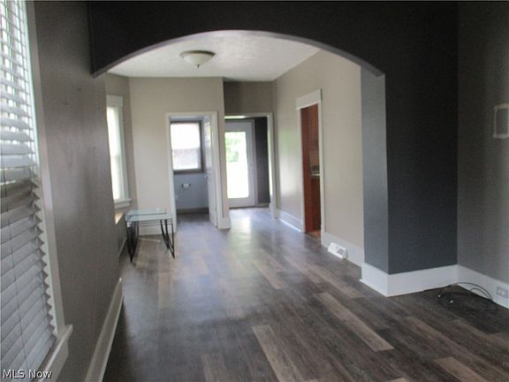 3rd image of 326 E Wilson Ave
