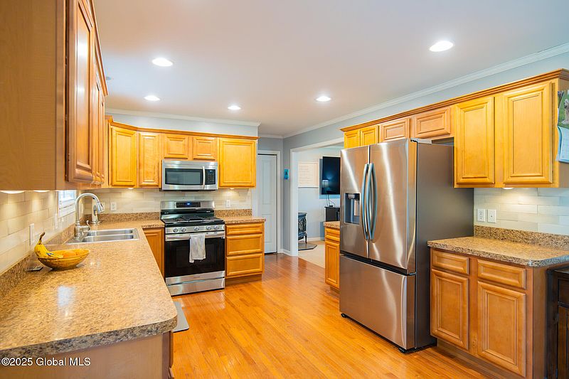 4th image of 19 E Boylston Street