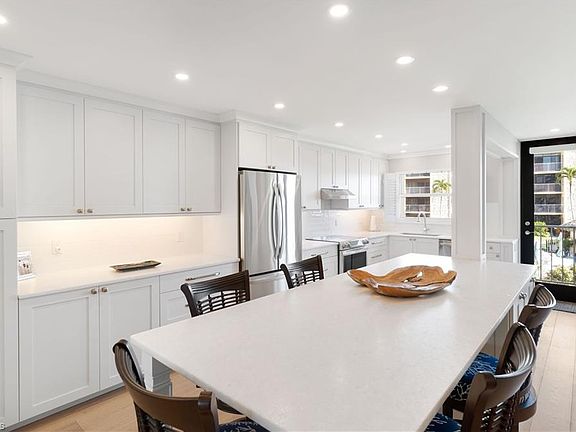3rd image of 3000 Gulf Shore Blvd N APT 215