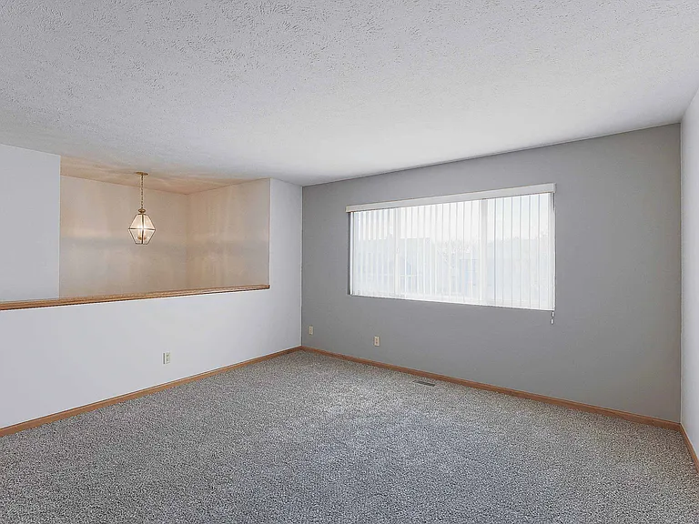 5400 S 32nd St — Photo 2