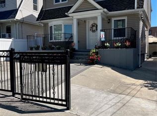8849 205th St, Hollis, NY 11423