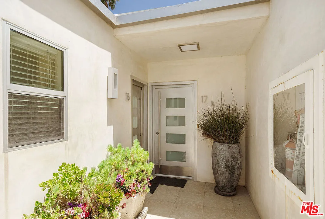 2 bed, 1.0 bath, 939 sqft, $6,000 — Photo 2