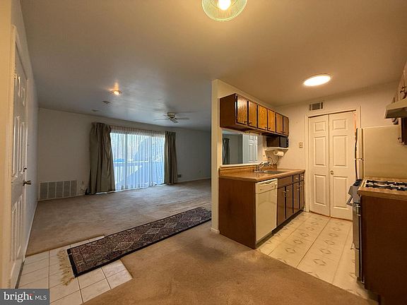 5th image of 405 Hickory Ct
