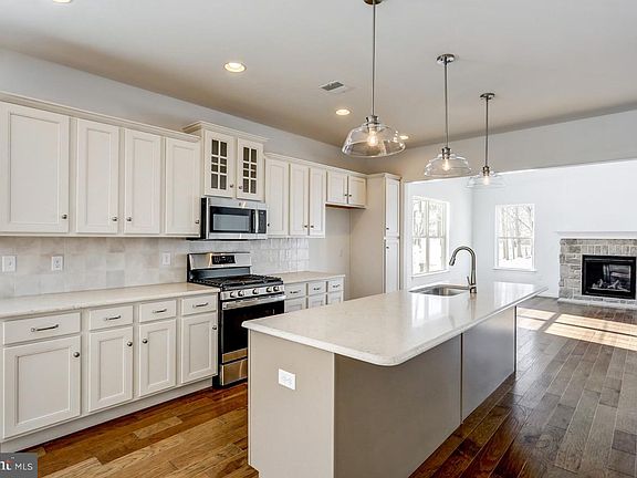 3rd image of 705 Jeffsu Ln