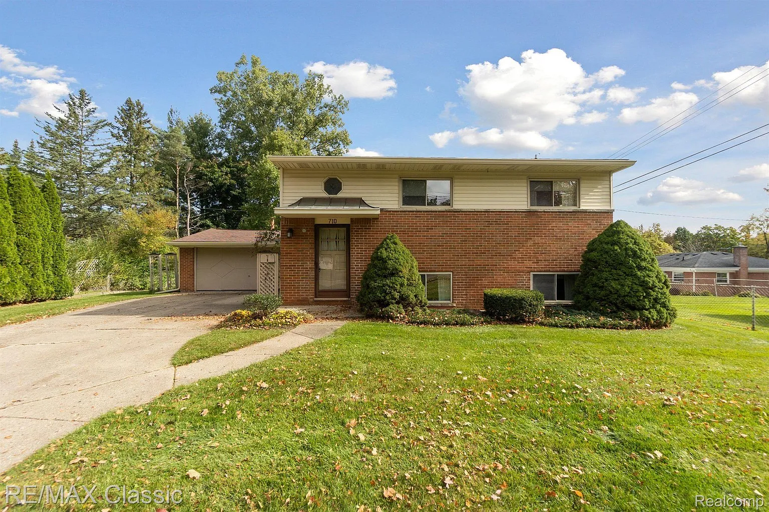 710 Panorama Dr photo 1