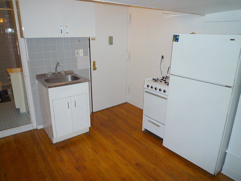 2nd image of 112 Macdougal St APT B1