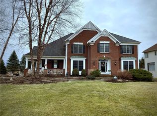 16 Roxbury Ln, Pittsford, NY 14534