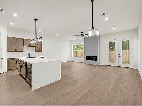 4th image of 4808 Farmer St