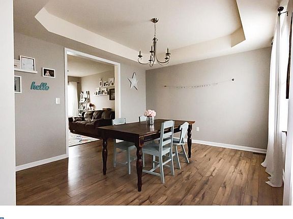 4th image of 729 Meadow Wood Ave