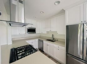 1250 Manhattan Beach Blvd, 3 beds 2.0 baths (1600 sqft)