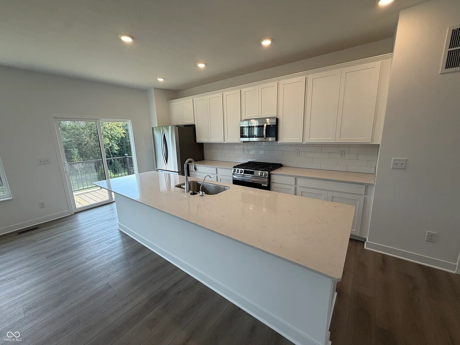 3 bed, 3.5 bath, 2346 sqft, $2,650 — Photo 3