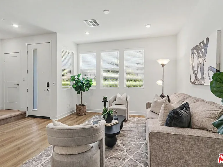 126 Hazel Dr — Photo 2