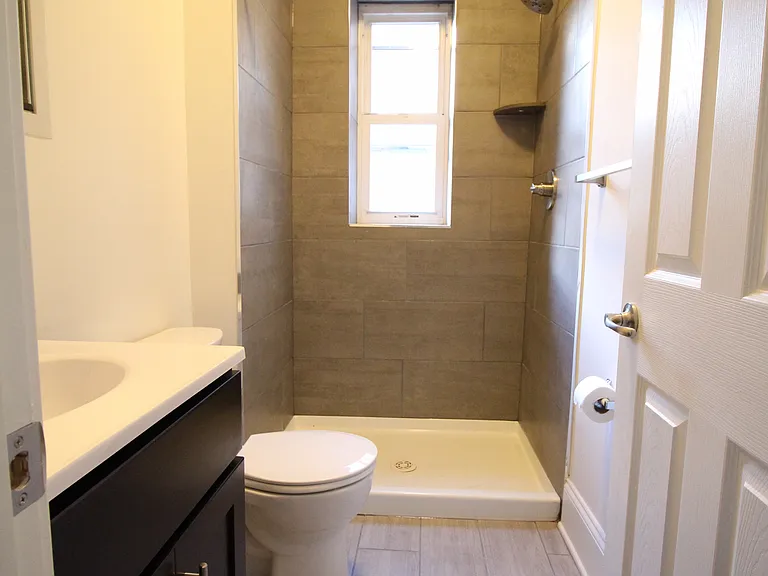 212 E Hanover St #C — Photo 6
