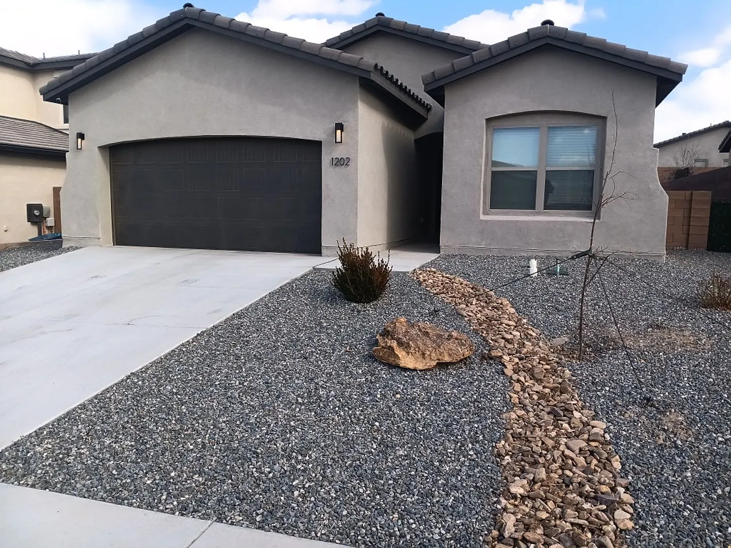 Charming 3 bedroom, 2 bathroom in Rio Rancho! Showings available NOW! — Photo 1
