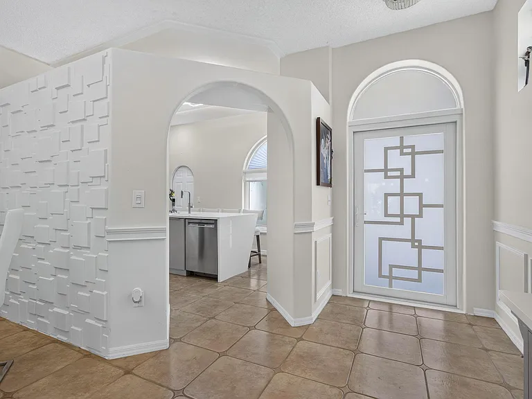 716 Lake Wellington Dr — Photo 6