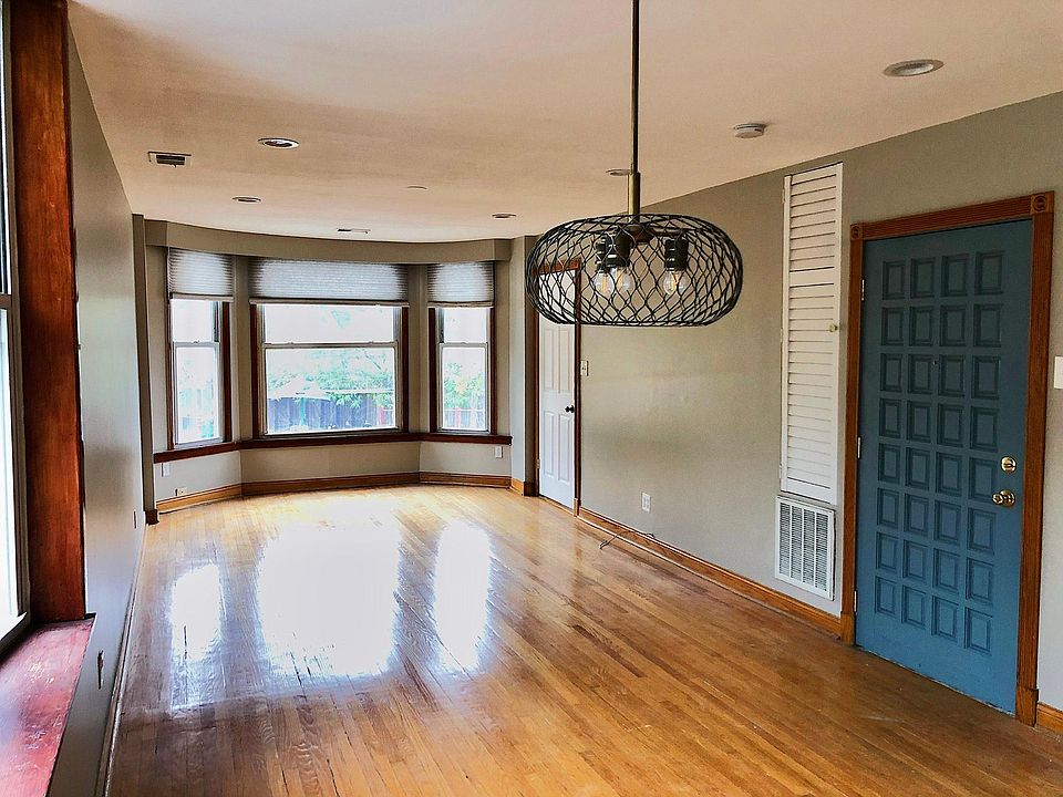 1st image of 3545 N Lincoln Ave Unit 2