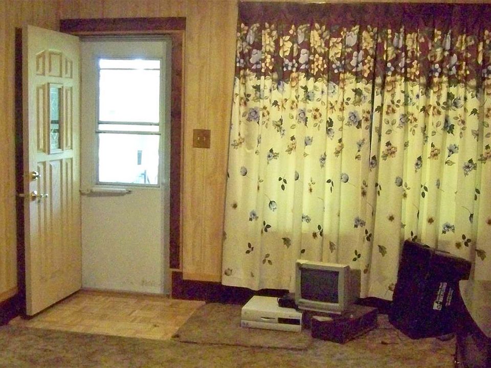 2nd image of 2726 Tremont Ave